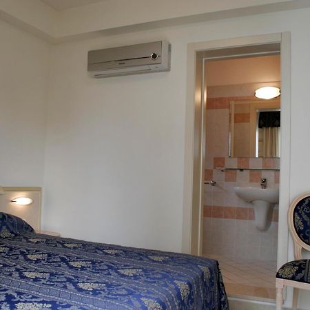 Residence Olimpo Ріміні Екстер'єр фото